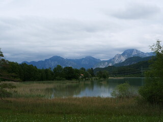 Fototapeta na wymiar Der Weißensee im Ostallgäu zwischen Füssen und Pfronten mit den Bergen der Alpen im Hintergrund