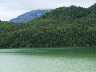 Der Wei&szlig;ensee im Ostallg&auml;u zwischen F&uuml;ssen und Pfronten mit den Bergen der Alpen im Hintergrund