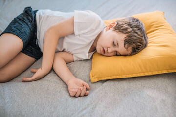 Obraz na płótnie Canvas child (6-7 years old) sleeping