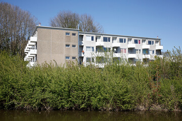 Fototapeta na wymiar Wohngebäude, monotones Mehrfamilienhaus im Frühling, Bremen, Deutschland, Europa