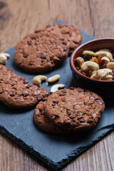 Galletas de chocolate con pasas y frutos secos 