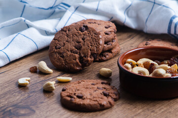 Fototapeta premium Galletas de chocolate con pasas y frutos secos 