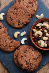 Galletas de chocolate con pasas y frutos secos 