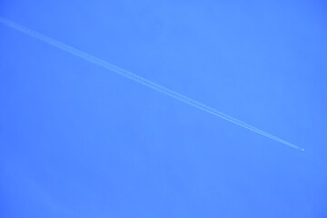 青キャンパスに飛行機雲