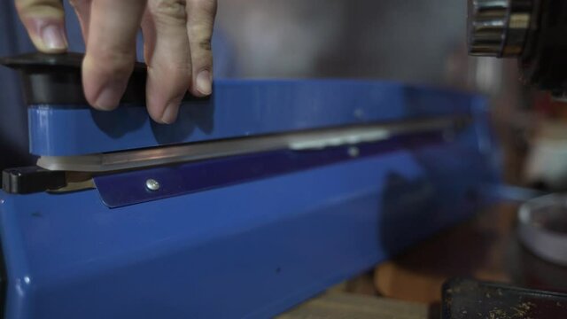 Hand pushing bag sealing machine for closing the paper product package