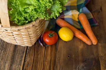 Making salad with tuna, lettuce, carrot, tomato, arugula, cucumber, olive oil, lemon.