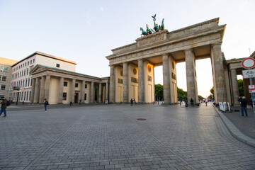 Fototapeta premium Berlin Brandenburg Gate (Brandenburger Tor) o zachodzie słońca
