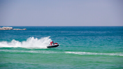 경포대 해안과 모터보트