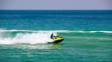 경포대 해안과 모터보트