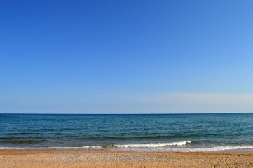 Playa de arena marrón en verano