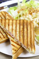 croque-monsieur et salade dans une assiette