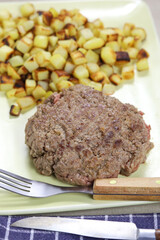 steak haché de boeuf et pommes de terre rissolées