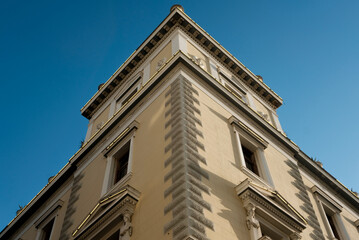 Fototapeta na wymiar the facade of the old building