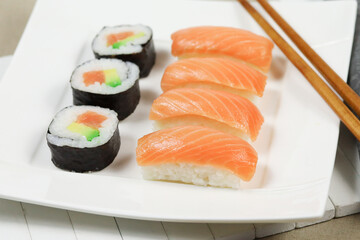 assiette de sushi et maki