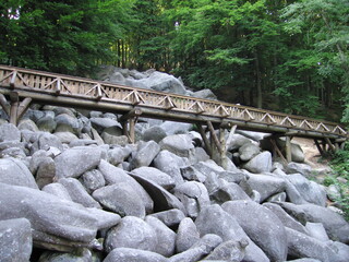 Obraz premium Holzbrücke im Odenwälder Felsenmeer bei Bensheim
