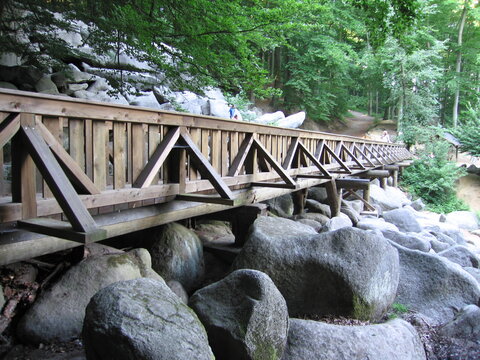 Holzbr&uuml;cke im Odenw&auml;lder Felsenmeer  bei Bensheim