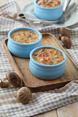 Mushroom gratin in two blue pots