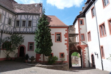 Fototapeta na wymiar Kernburg und Burghof mittelalterliche Burg Breuberg