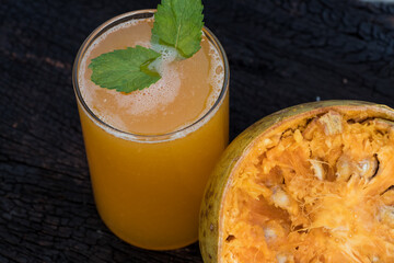 Image of bael fruit and a glass of bael juice