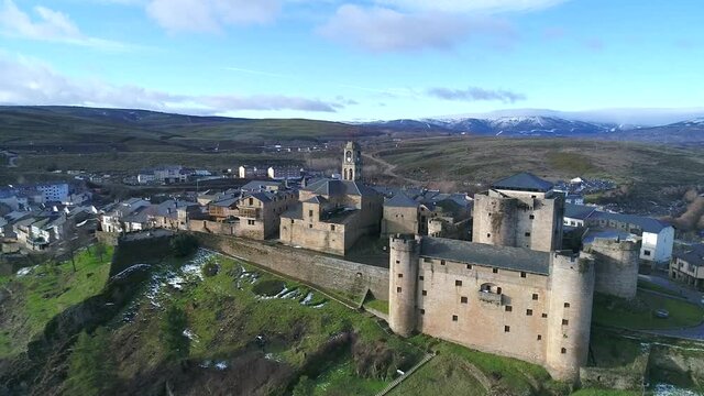 Castillo de Puebla de Sanabria a vista de drone.