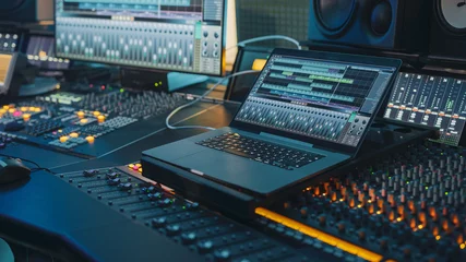 Foto op Aluminium Modern Music Record Studio Control Desk met laptopscherm met gebruikersinterface van Digital Audio Workstation-software. Equalizer, mixer en professionele apparatuur. Faders, schuifregelaars. Dossier. Detailopname © Gorodenkoff