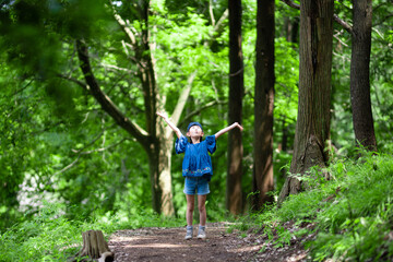 森で遊ぶ女の子