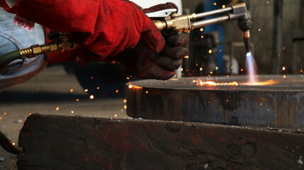 worker melting welding metal industry oxyacetilene 