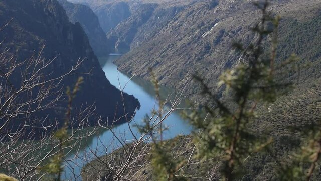 El rio pasa entre las monta&ntilde;as. Arribes del Duero. 