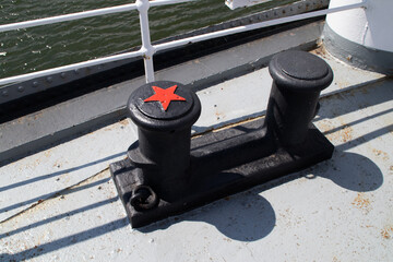Zwei Poller auf einem Bootsdeck