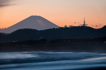 Fototapeta na wymiar 夕焼け富士山のシルエット