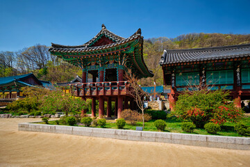 Obraz premium Sinheungsa temple in Seoraksan National Park, Seoraksan, South Korea