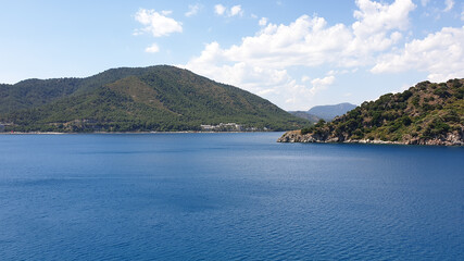 Naklejka premium Beautiful sea and mountain panorama