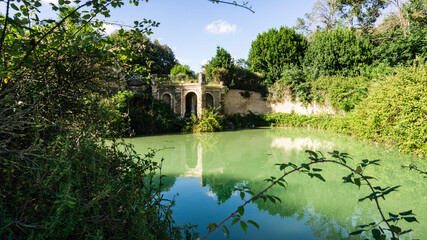 Fototapeta na wymiar Piccolo scorcio del laghetto di Villa Pamphili a Roma, proprietà storica di una delle famiglie nobili della città capitolina....