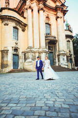 Naklejka premium bride and groom walk around the old town