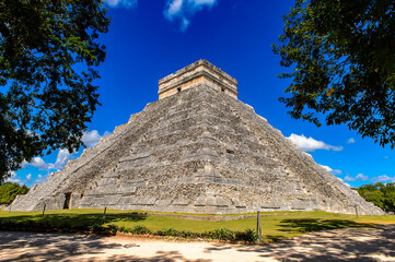 Fototapeta na wymiar El Castillo (Temple of Kukulcan), a Mesoamerican step-pyramid, Chichen Itza. It was a large pre-Columbian city built by the Maya people of the Terminal Classic period. UNESCO World Heritage