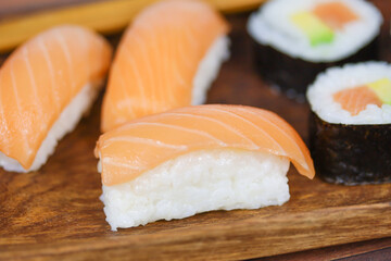 assiette de sushi et maki