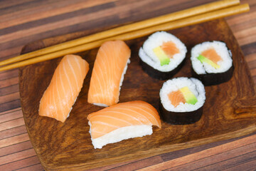 assiette de sushi et maki