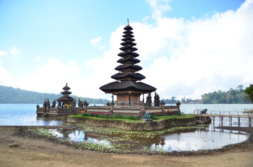 Fototapeta na wymiar Pura Ulun Danu Beratan is located on shores of lake Beratan in Bali, Indonesia. Believed to be built in 1663, it is a major Hindu Shivaite temple.