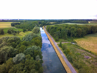 vue aérienne d'un canal dans le nord de la france