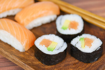 assiette de sushi et maki