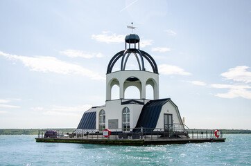 Fototapeta na wymiar Kirche auf See