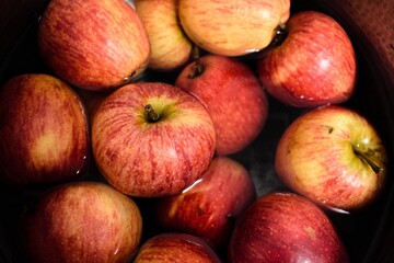 Fototapeta na wymiar Fresh apples close up, kept in the water