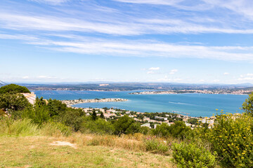 Vue sur l’étang de Thau depuis les hauteurs du Mont Saint-Clair de Sète (Occitanie, France)