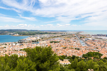 Fototapeta na wymiar Vue sur la ville de Sète, l’étang de Thau et la mer Méditerranée depuis les hauteurs du Mont Saint-Clair (Occitanie, France)