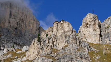im Vajolet Tal, Dolomiten, mit Blick zur Preuss Hütte die auf einem Felsvorsprung thront