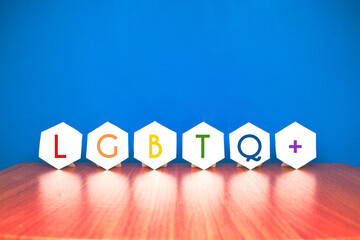 letras palabra arcoiris lgbt lgbtq blanco fondo azul