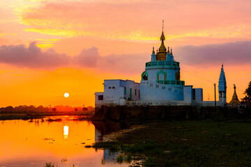 Obraz premium It's Temple on the coast of the Taungthaman Lake, Myanmar