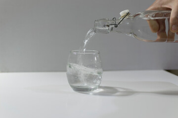 Botella sirviendo agua