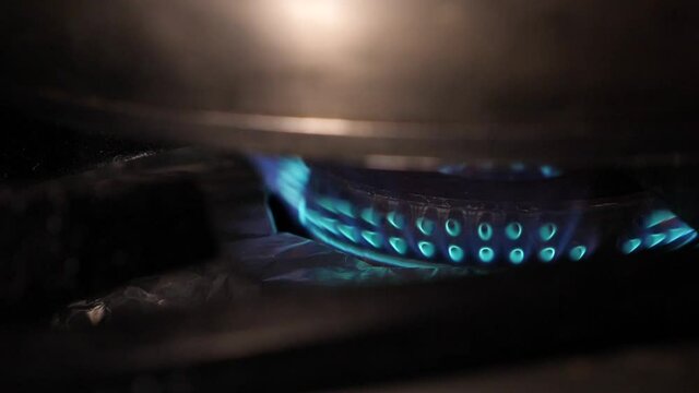 Fuego de gas, cocina, cazuela. 