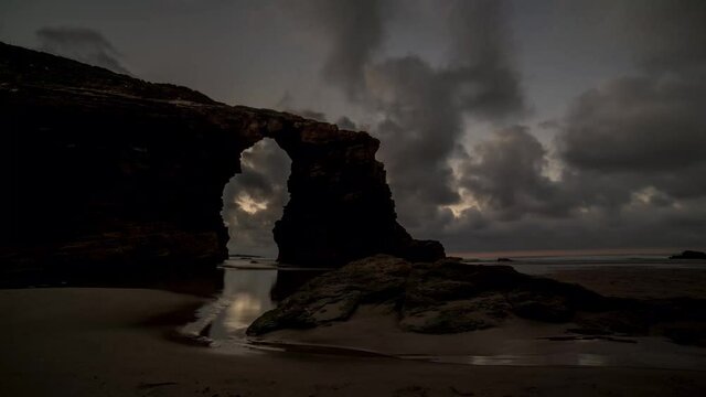 Timelapse d&iacute;a a noche en la playa de las catedrales (Galicia Espa&ntilde;a). 